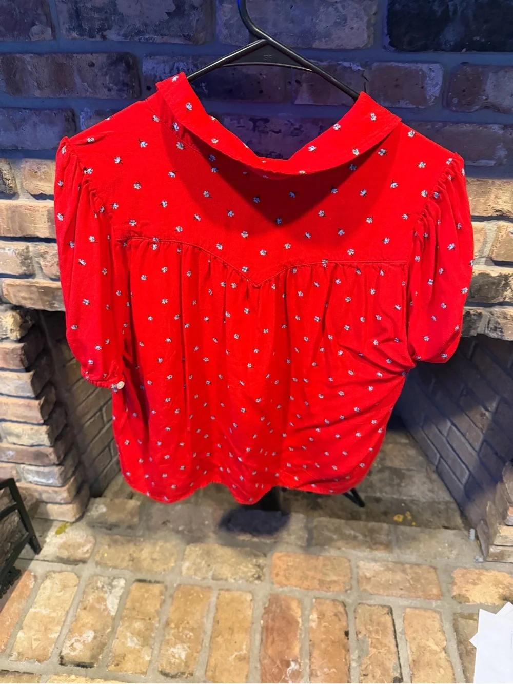Levi's Red Short-Sleeve Button-Front Top with Micro Print-flowers size Large
